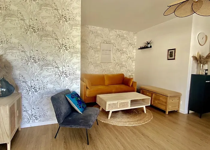 Vue Imprenable Sur Le Chateau De *